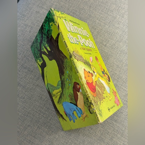 WALT DISNEY PRESENTS WINNIE-THE-POOH ‘A TIGHT SQUEEZE’ A GOLDEN BOOK - Picture 9 of 16